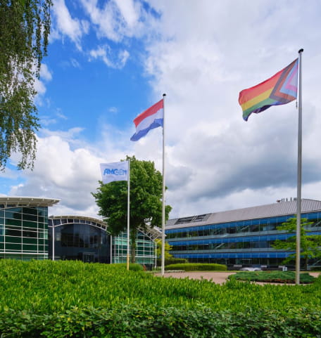 Dit is een foto van de voorzijde van onze bedrijfslocatie in Breda – Nederland – met daarop een wapperende Nederlandse en Pride vlag