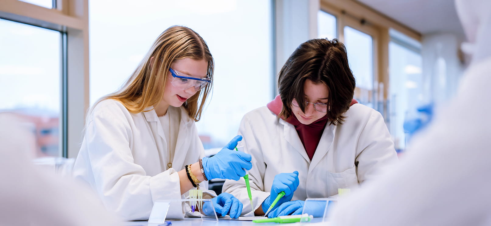 VMBO students performing a hands-on DNA experiment in the classroom as part of the Amgen Biotech Experience.