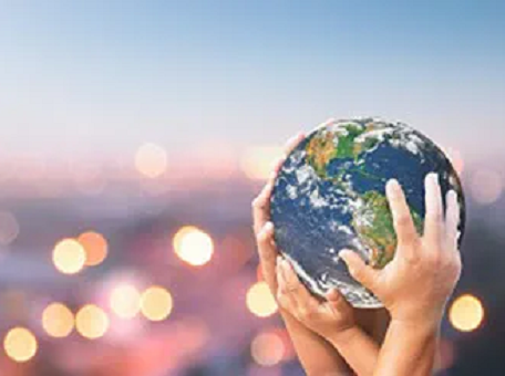 Een wereldbol wordt door verschillende kinderhanden vastgehouden