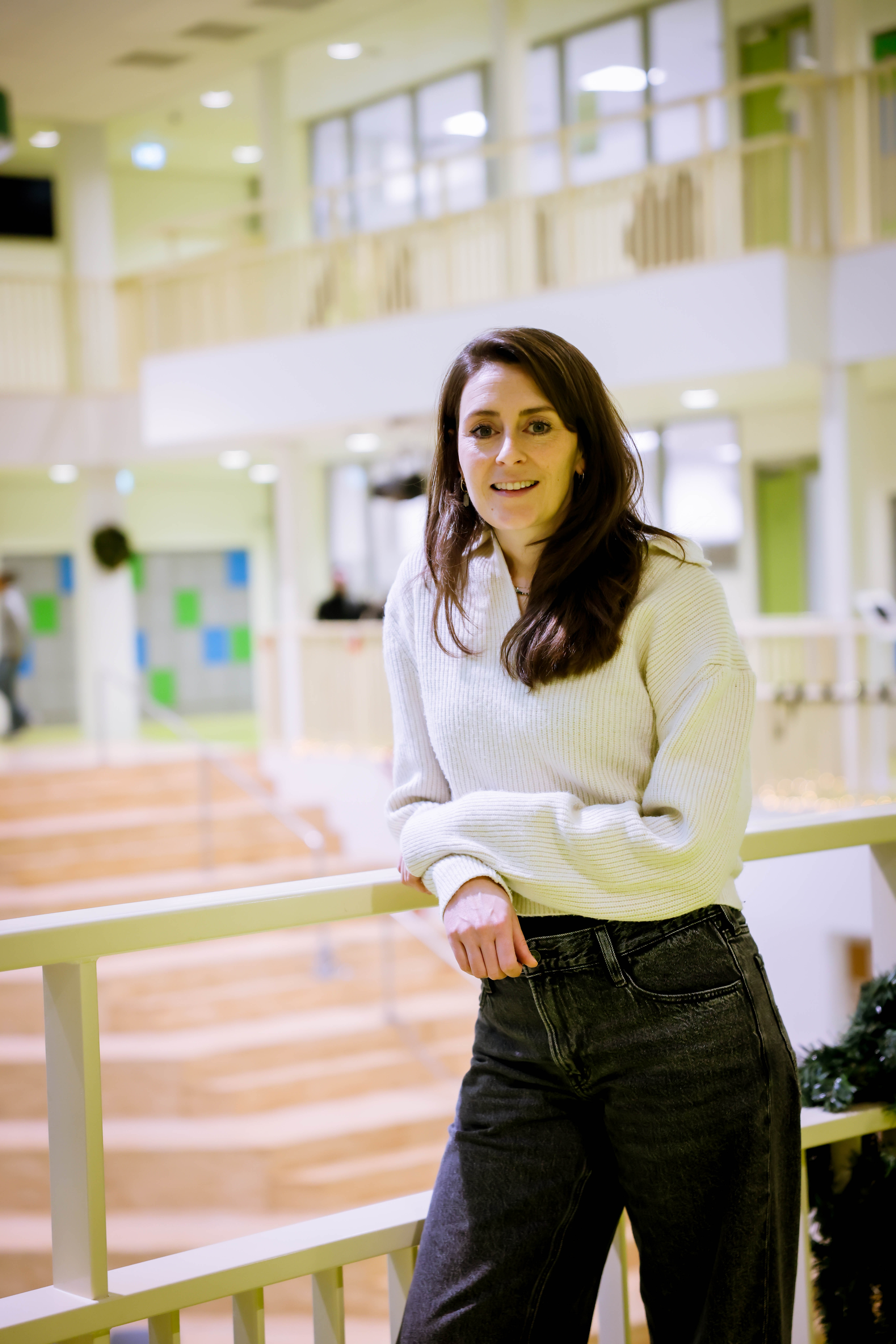 Bioloog Lonneke IJsseldijk van de Universiteit Utrecht in een onderwijsomgeving, betrokken bij onderzoek naar DNA en mariene zoogdieren.