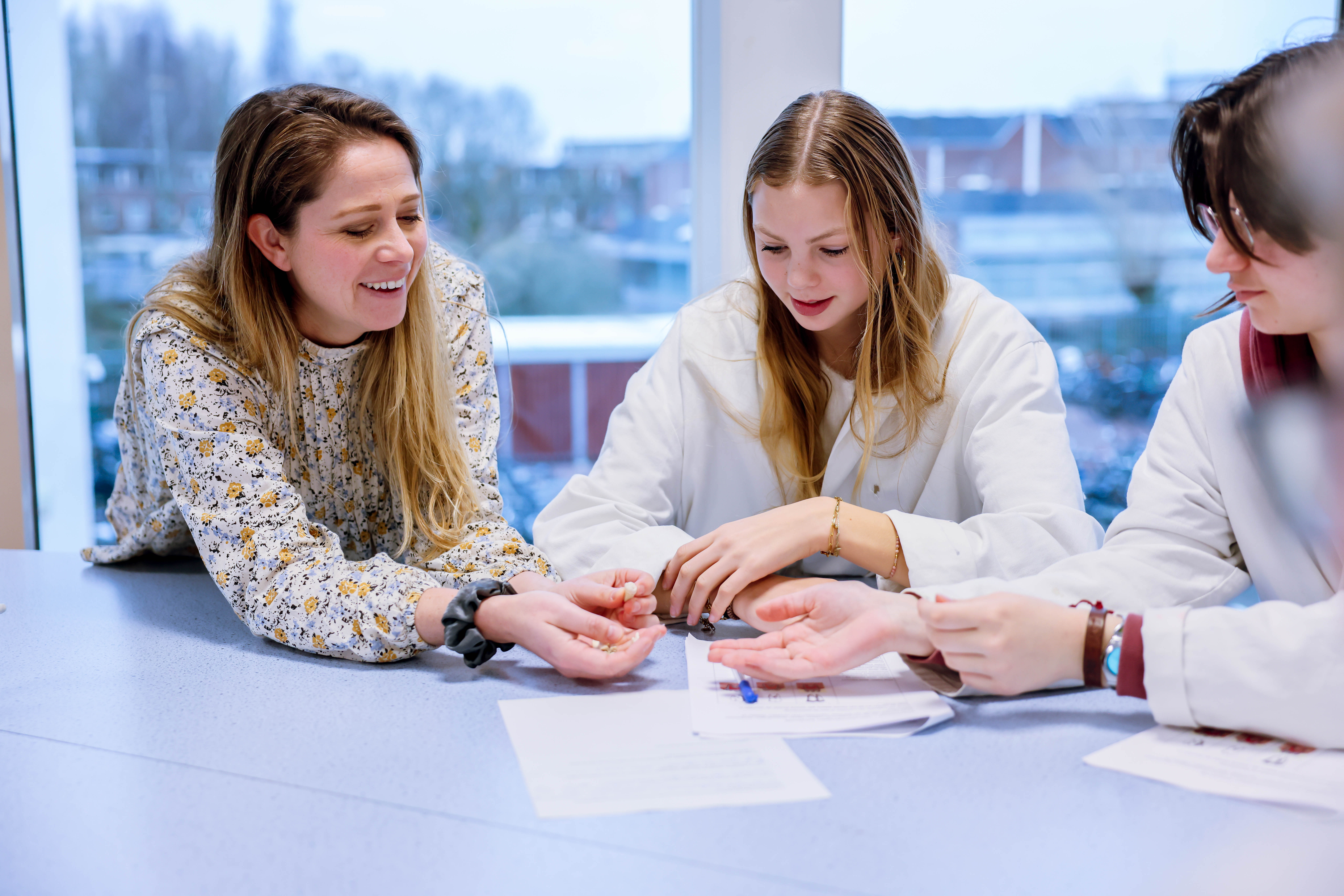 Melanie Rosenhart van Reizende DNA-labs begeleidt VMBO-leerlingen van De Passie tijdens een praktijkles binnen de Amgen Biotech Experience (ABE).